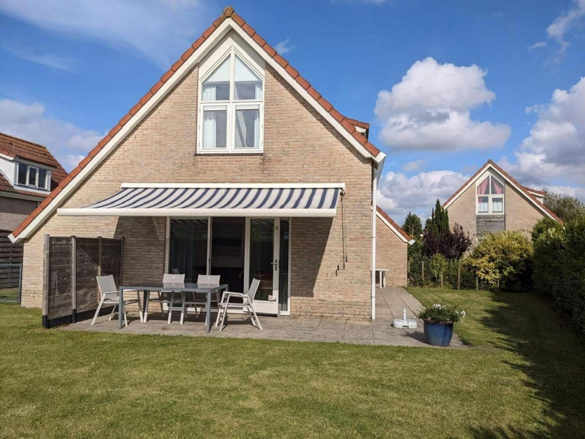 Vakantiehuis Amazing With Garden *